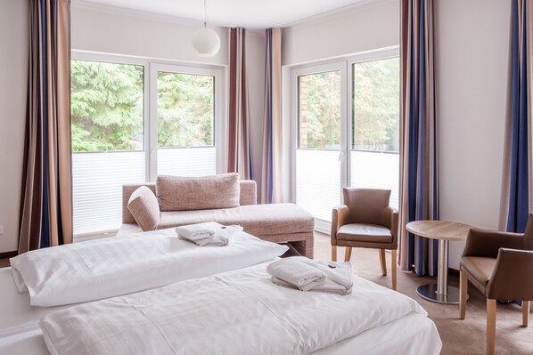 Apartment, 2 Bedrooms | In-room safe, desk, soundproofing, iron/ironing board - Hotel zur Ostsee (Graal Mueritz)