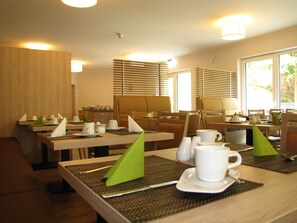 Free daily buffet breakfast - Hotel zur Ostsee (Graal Mueritz)
