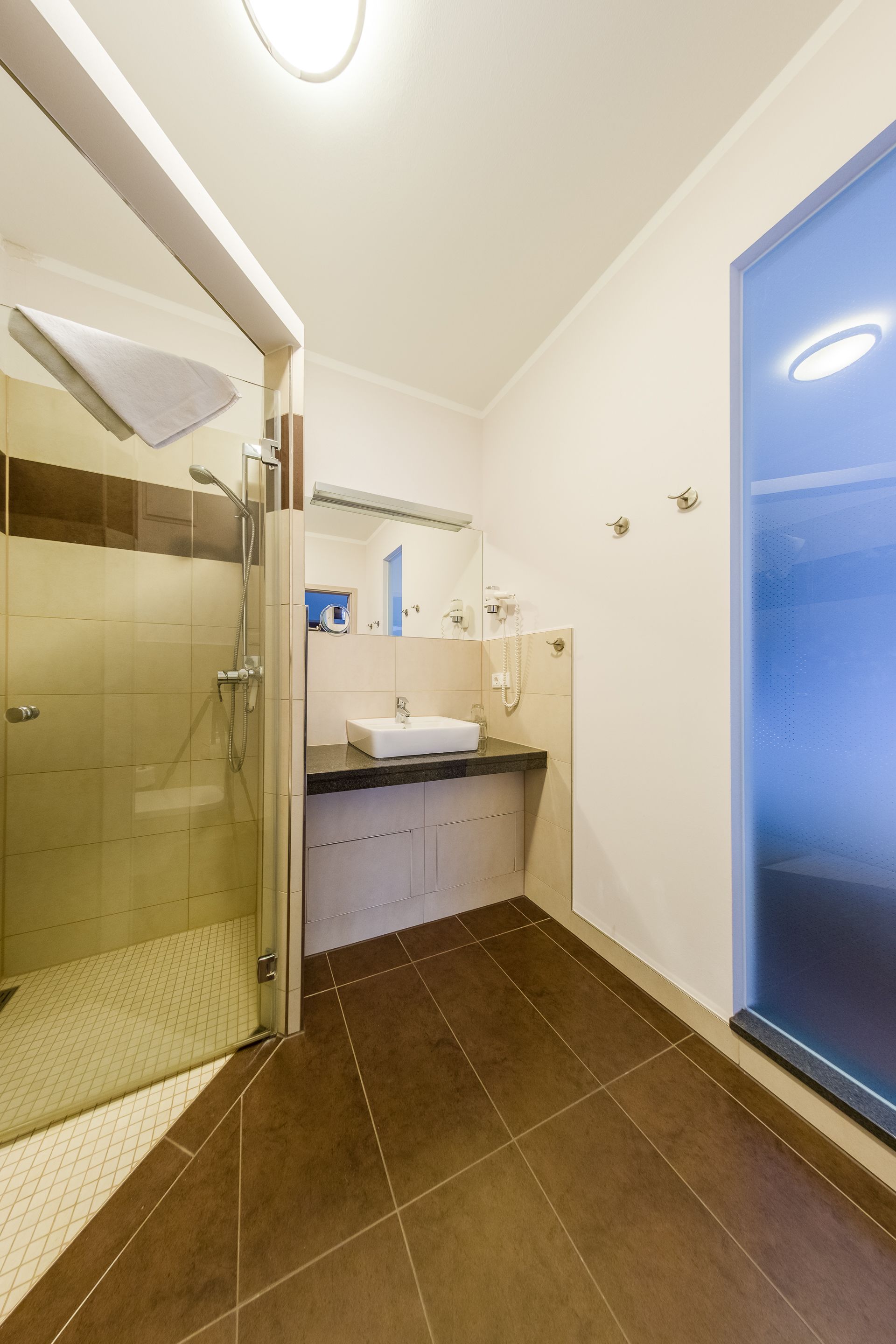apartment, 2 bedrooms | bathroom | shower, free toiletries, hair dryer, towels