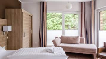 Apartment, 2 Bedrooms | Peti besi dalam bilik, meja, kalis bunyi, seterika/papan seterika