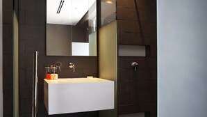 Căn hộ Cao cấp | Phòng tắm | Buồng tắm vòi sen, khăn tắm 