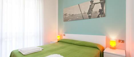 1 habitación, caja de seguridad en la habitación y escritorio