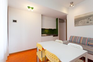 Großer Kühlschrank, Ofen, Herdplatte, Kochgeschirr/Geschirr/Besteck