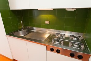 Full-sized fridge, oven, stovetop, cookware/dishes/utensils