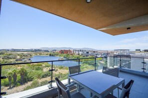 Superior-Apartment, 2 Schlafzimmer (Waters Edge) | Balkon