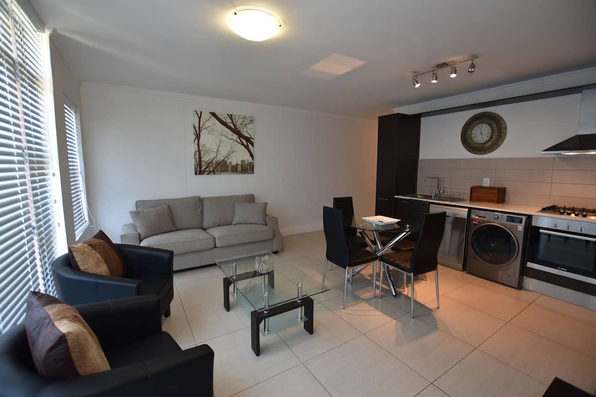 One Bedroom Quayside | Ruang tamu | TV skrin rata