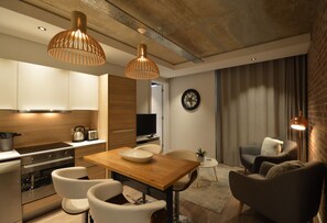 Standard Apartment, 2 Bedrooms (Matrix) | In-room dining