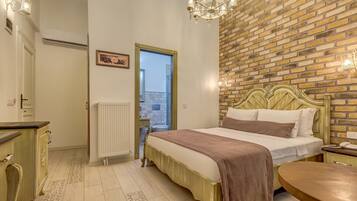 Quarto luxo, várias camas, vista para a cidade | Frigobar, cofres nos quartos, escrivaninha, quartos à prova de som