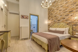 Habitació Deluxe, diversos llits, vistes a la ciutat | Minibar, caixa forta a l'habitació i escriptori