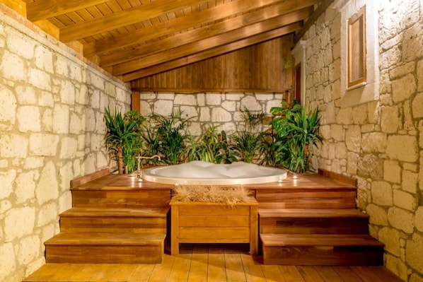 Habitació exclusiva, 1 llit de matrimoni, banyera d'hidromassatge, vistes a la piscina | Banyera d'hidromassatge privada