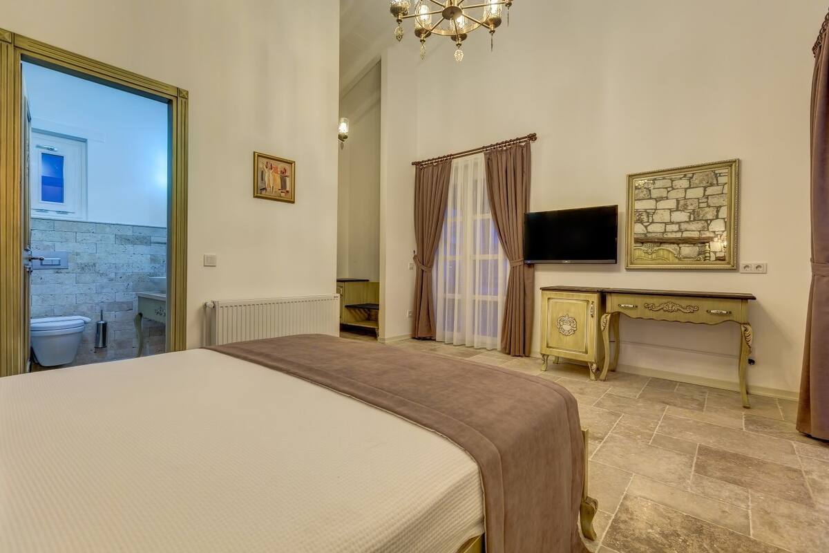 Suite de lujo, 1 cama Queen size, hidromasaje, vista a la alberca | Minibar, caja de seguridad en la habitación y escritorio 