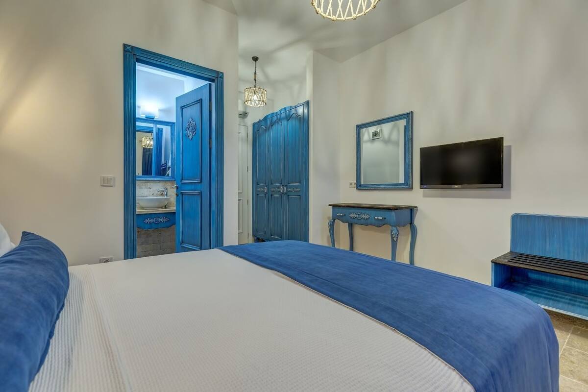 Habitación Confort, 1 cama Queen size, vista a la ciudad | Minibar, caja de seguridad en la habitación y escritorio 