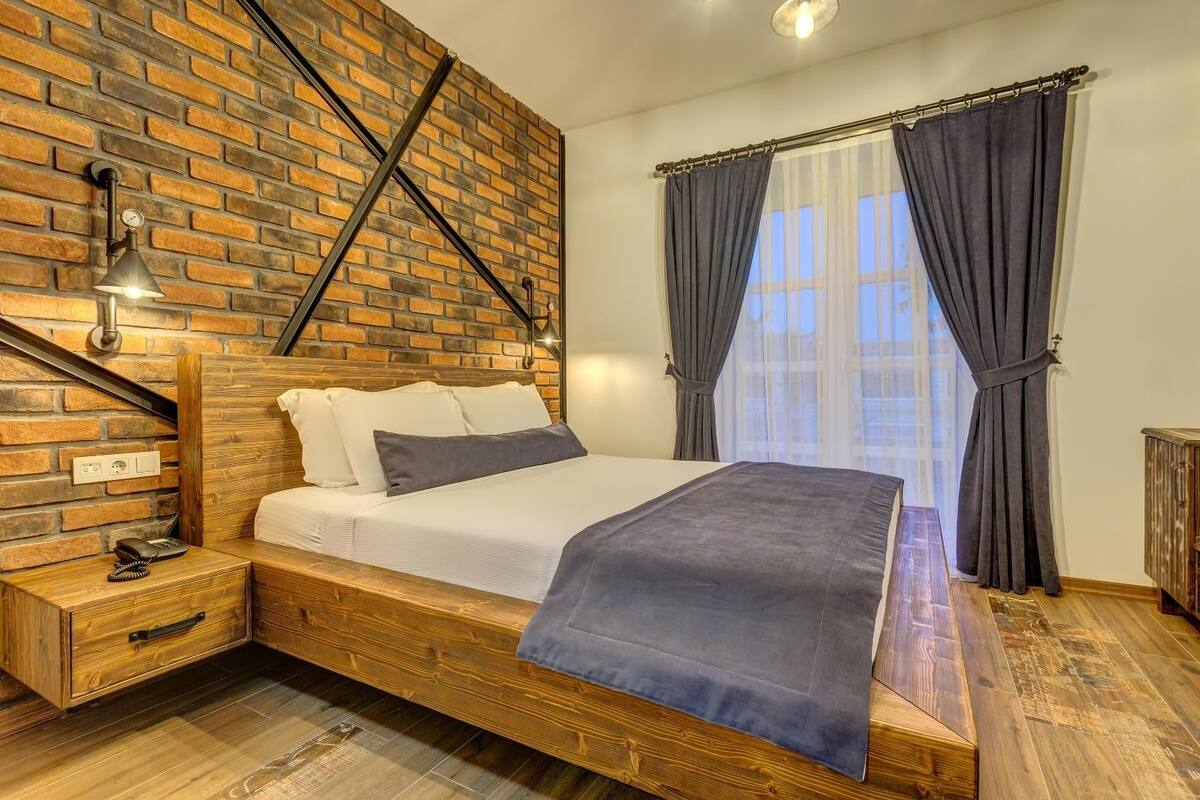 Habitación exclusiva, 1 cama Queen size, hidromasaje, vista a la alberca | Minibar, caja de seguridad en la habitación y escritorio 