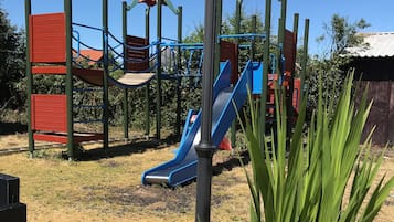 Área de juegos infantiles al aire libre