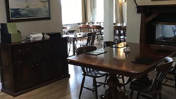 Se sirven cenas y cocina británica