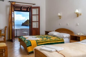 Escritorio, sistema de insonorización, wifi gratis y ropa de cama 