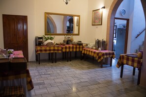 Sarapan bufet setiap hari (EUR 15 seorang)