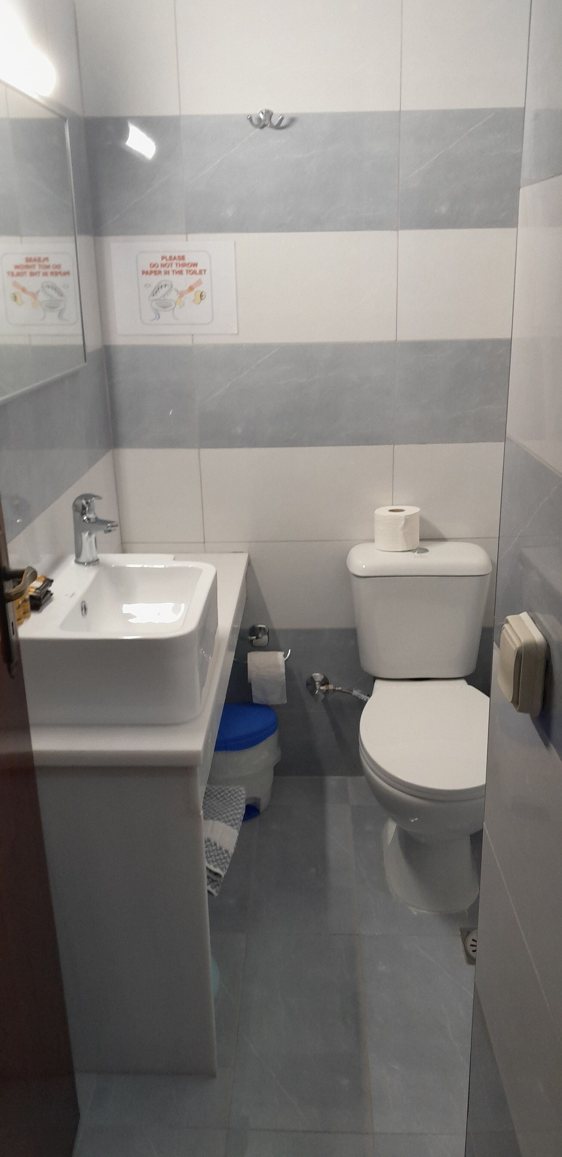 standard double room | bathroom | shower, free toiletries, hair dryer, towels