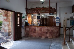 Meja sambut tetamu