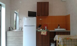 Standard-Vierbettzimmer, Terrasse | Eigene Küche | Großer Kühlschrank, Herdplatte, Wasserkocher