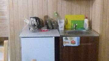 Großer Kühlschrank, Herdplatte, Wasserkocher