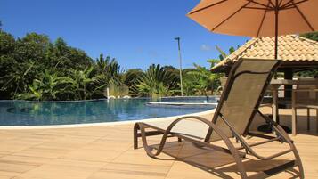 Kolam renang terbuka, payung kolam, kerusi lepak pantai