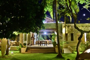 2 restaurantes, se sirve desayuno 