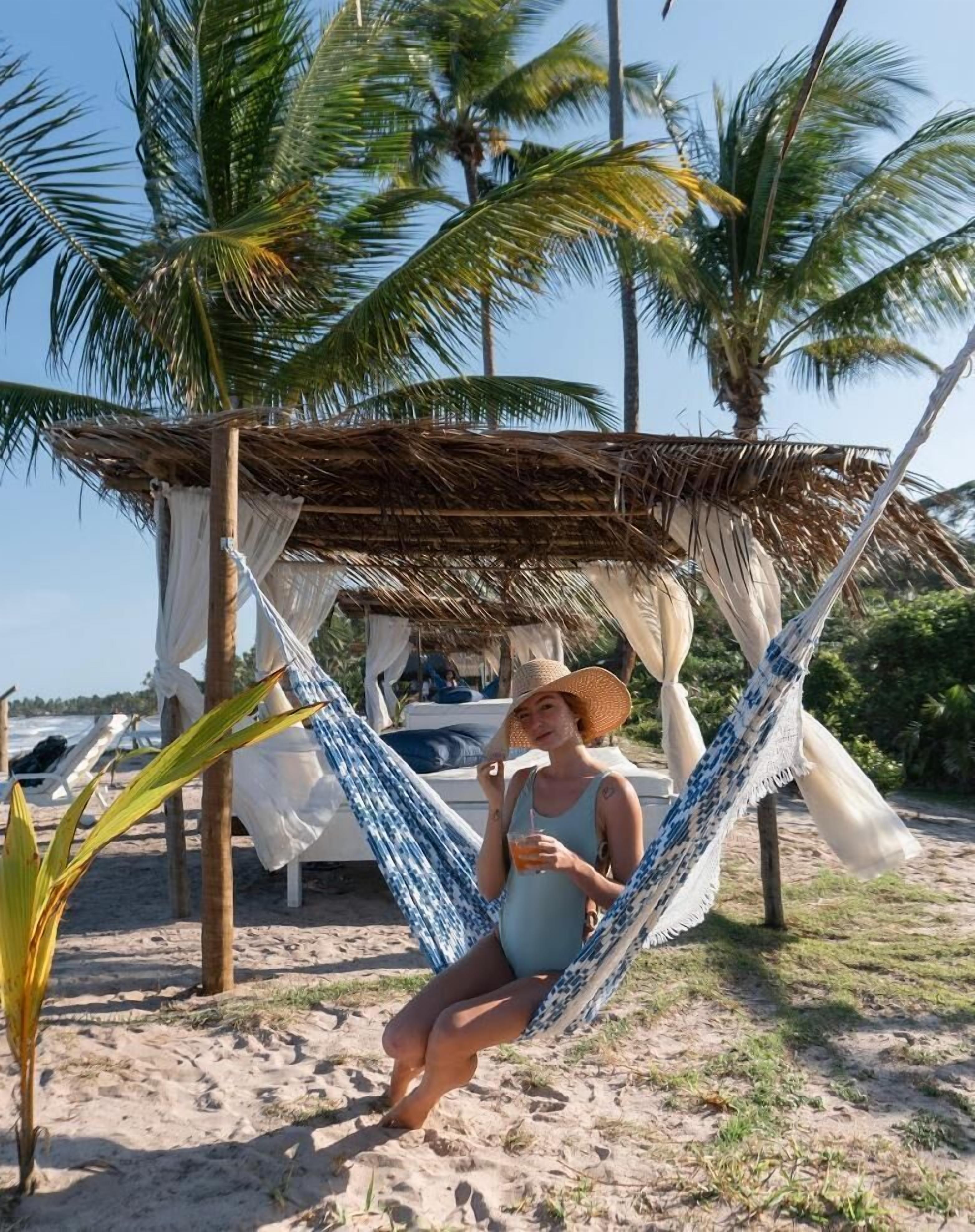 2 bars/lounges, swim-up bar, poolside bar, beach bar