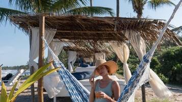 2 bars/lounges, swim-up bar, poolside bar, beach bar