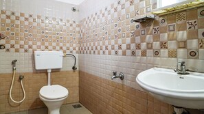 Habitación familiar | Baño | Ducha, artículos de higiene personal gratuitos y toallas