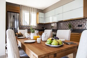 Villa (Melia) | Essbereich im Zimmer