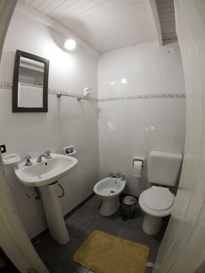 Classic Quadruple Room, Mixed Dorm, Patio (Aguape) | Bathroom