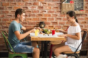Se sirven desayunos y cocina internacional, con vista al jardín 