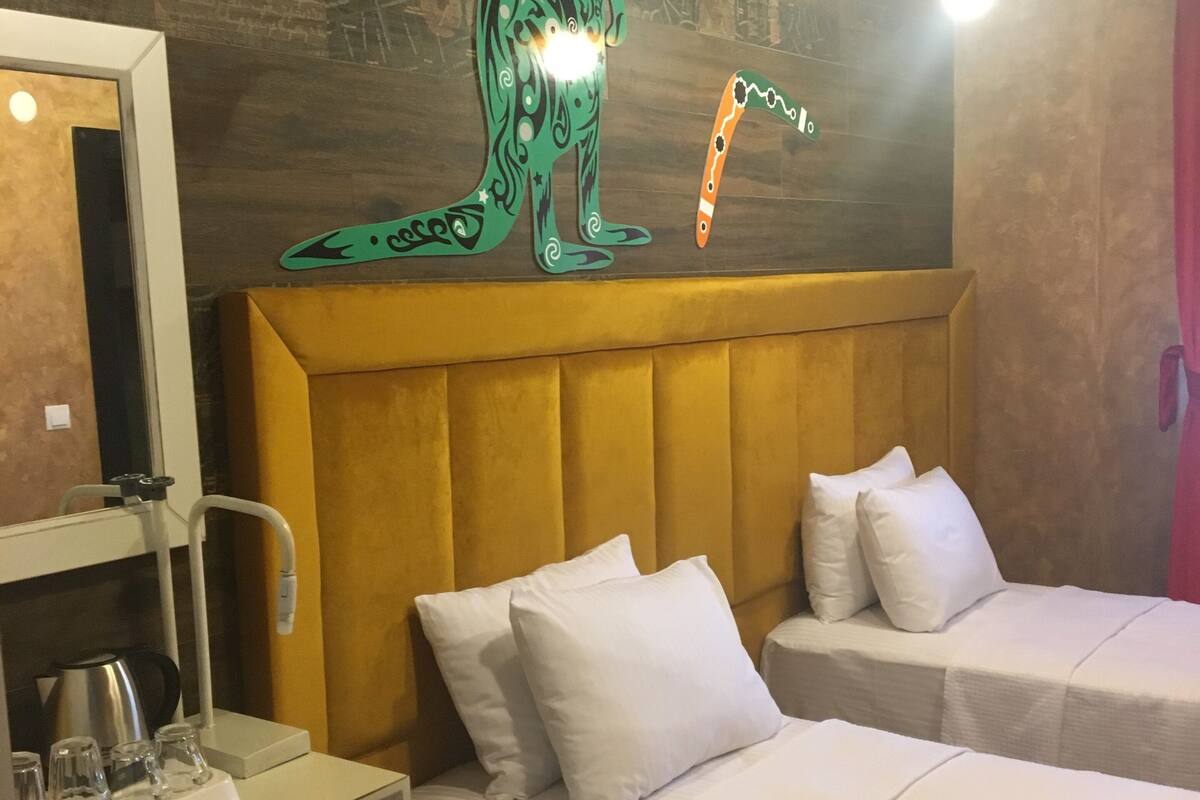 Deluxe kamer, 1 twee- of 2 eenpersoonsbedden | Italiaanse Frette-lakens, een minibar, een kluis op de kamer, een bureau