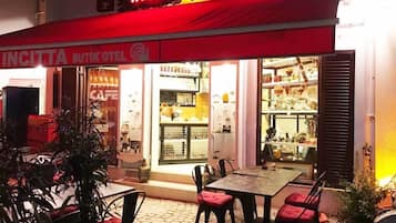 Serviço de café da manhã, culinária internacional, vistas para o jardim