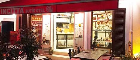 Breakfast, lunch, dinner served; international cuisine, garden views