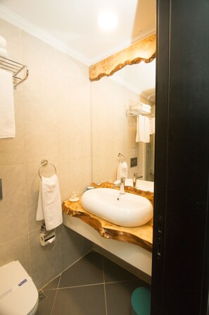 Hydromassage showerhead, free toiletries, hair dryer, slippers - Incitta Otel (Seferihisar)