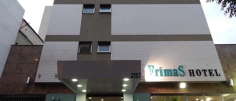 A hotel with a sign reading "Frimas Hotel" and the number 2157.