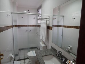 Shower, towels - Frimas Hotel (Belo Horizonte)