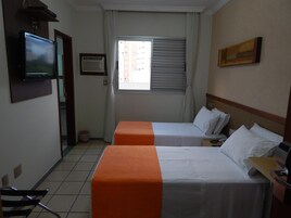 Frigobar, cofres nos quartos, escrivaninha, cortinas blackout