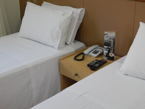 Minibar, coffres-forts dans les chambres, bureau, rideaux occultants