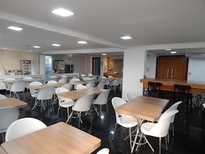 朝食、ディナーに営業