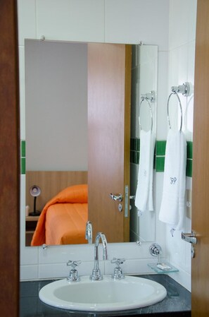 Shower, free toiletries, towels