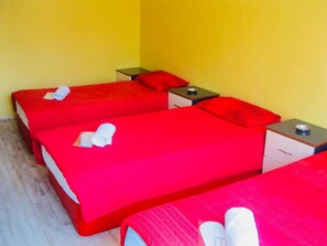 Standard-Dreibettzimmer | Badezimmer | Dusche, kostenlose Toilettenartikel, Hausschuhe, Handtücher