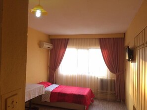 Standard-Dreibettzimmer | Schreibtisch, kostenloses WLAN