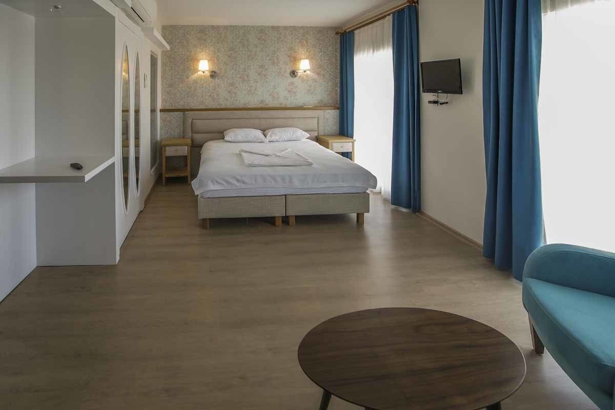 deluxe double room | desk, iron/ironing board, cots/infant beds, free wifi