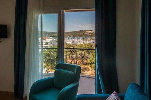 Clementine Suits Sigacik