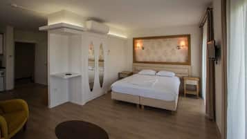 Habitación triple, vista a la montaña | Escritorio, tabla de planchar con plancha, cunas y wifi gratis