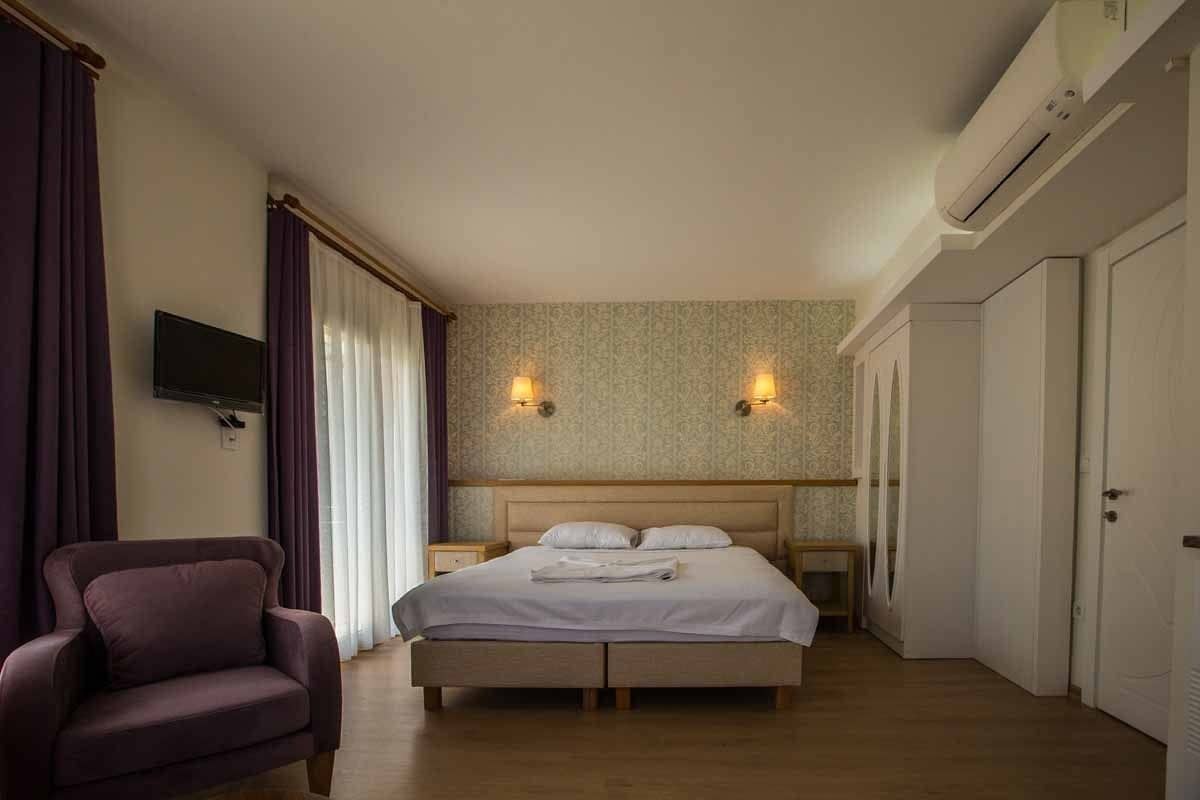 triple room, mountain view | desk, iron/ironing board, cots/infant beds, free wifi