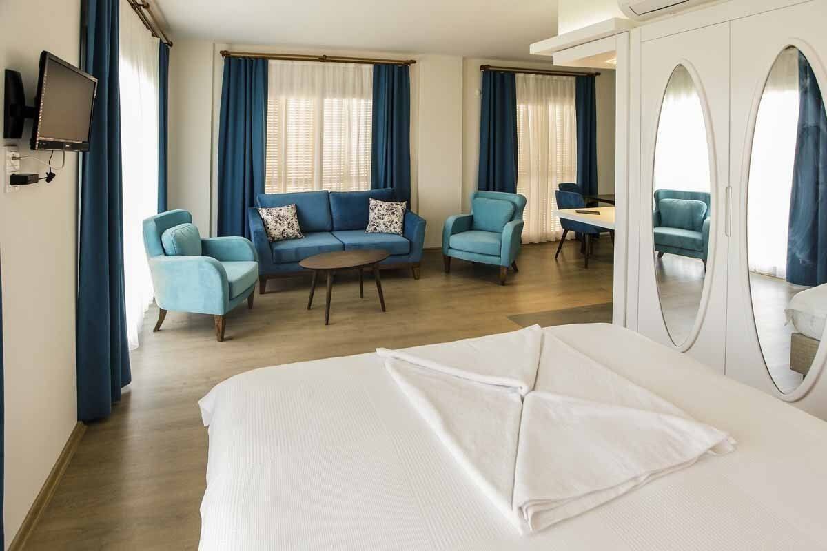 deluxe double room | living area | lcd tv